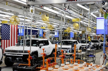 Vehículos eléctricos Hummer se ven en la línea de producción mientras el presidente de Estados Unidos, Joe Biden, recorre la planta de ensamblaje de vehículos eléctricos 'Factory ZERO' de General Motors, en Detroit, Michigan, EEUU. REUTERS/Jonathan Ernst