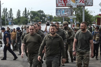 Zelensky durante el recorrido por