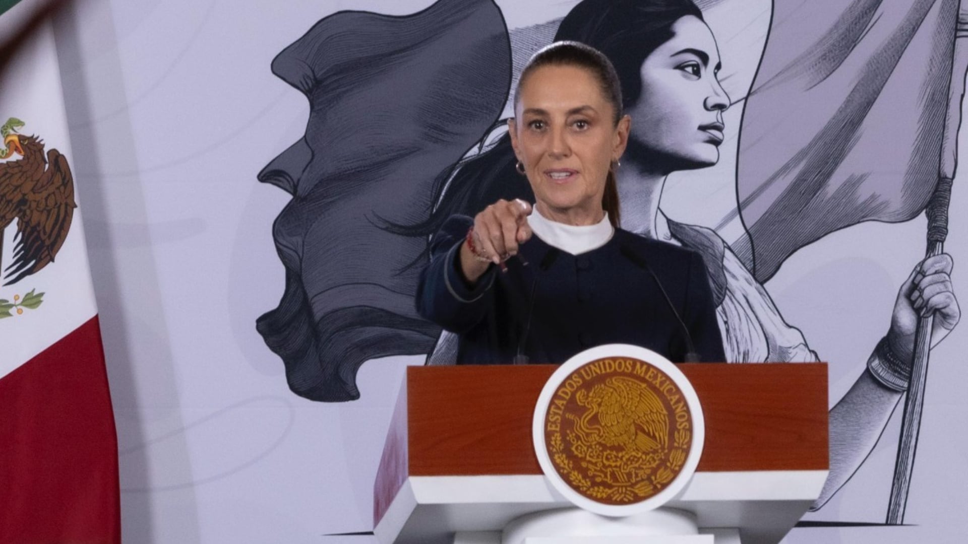 La presidenta de México, Claudia Sheinbaum, habla desde un podio durante una conferencia de prensa sobre la regulación de redes sociales en el país. (Presidencia )