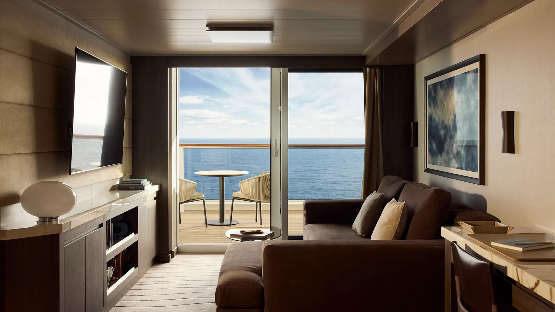 Las suites principales, como la Owner’s Residence, incluyen piscina infinita, sala de vapor privada y un espacio de comedor para ocho personas. (explorajourneys.com)