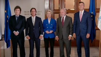 La foto de familia: Javier Milei, presidente de Argentina; Luis Lacalle Pou, mandatario de Uruguay; Ursula von der Leyen, presidenta de la Comisión Europea; Lula da Silva, jefe de Estado de Brasil; y Santiago Peña, presidente de Paraguay (Captura)