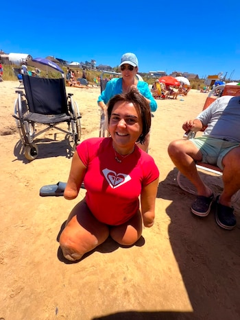 Paloma, durante los veranos, hace surf
