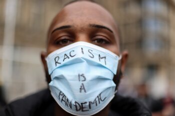 Una persona con máscara facial