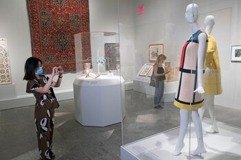 Una mujer toma una foto