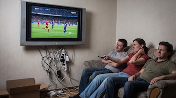 cables - TV - pared - agujeros - televisor - tecnología - 30 de junio