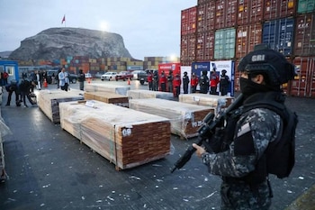 Un policía custodia la droga que estaba escondida en madera proveniente de Bolivia