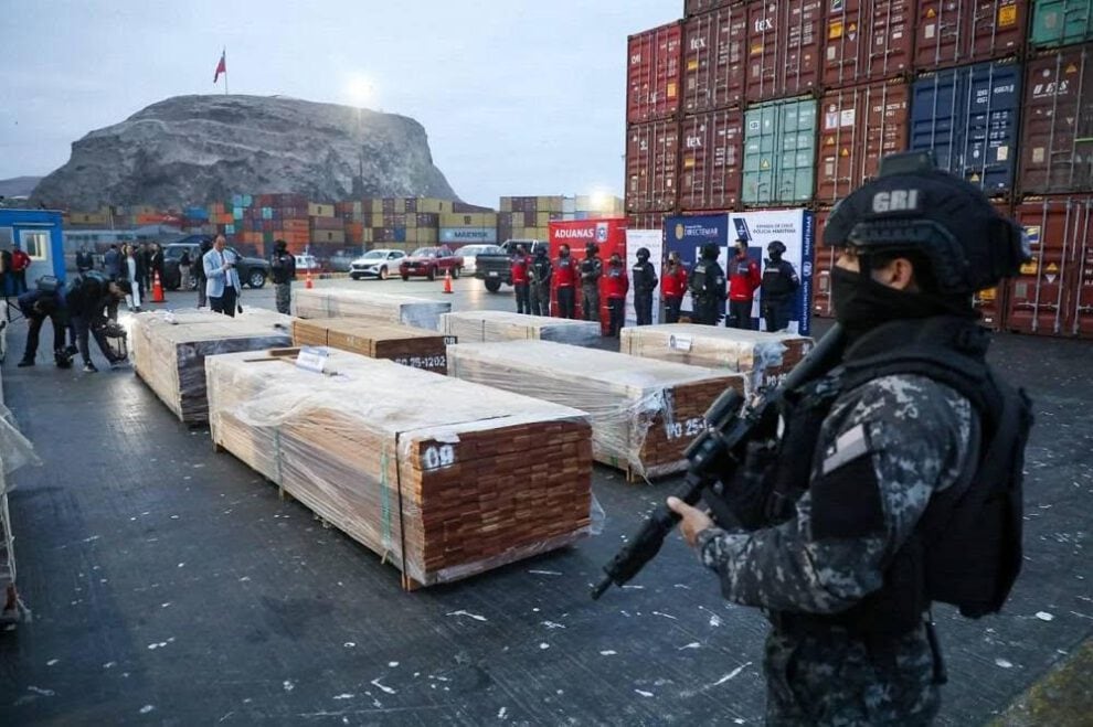 Un policía custodia la droga que estaba escondida en madera proveniente de Bolivia