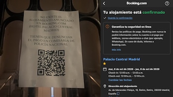 Cartel que Mónica se encontró en la puerta y la reserva que realizó con Booking. (Cedidas)