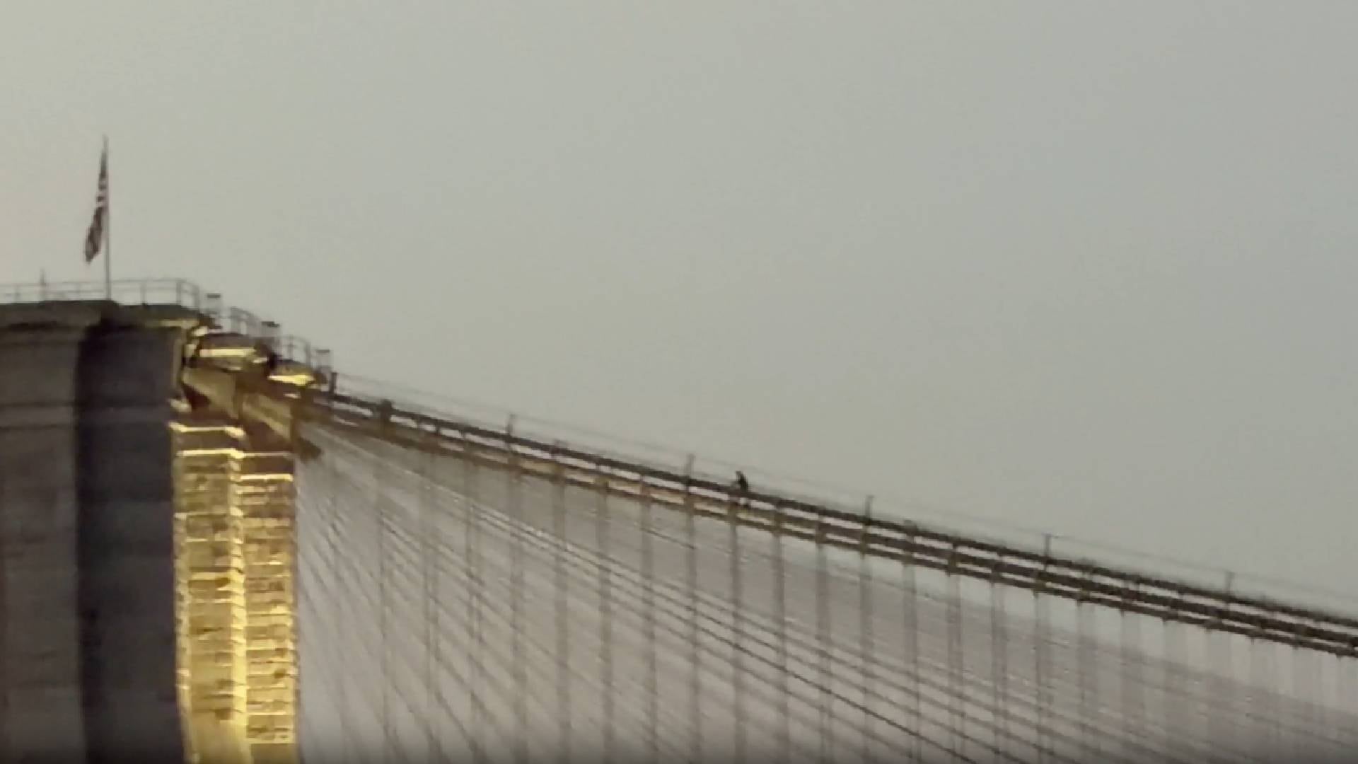 El operativo en el Puente de Brooklyn obligó a cerrar los carriles hacia Brooklyn durante la hora pico vespertina (X)