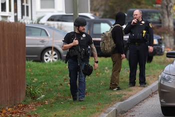 La policía rastrea Lewiston, em