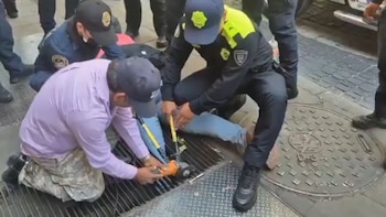 Rescatan a mujer que se