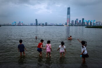 Niños juegan en el río Yangtze, cuyo caudal ha aumentado por als lluvias (Reuters)