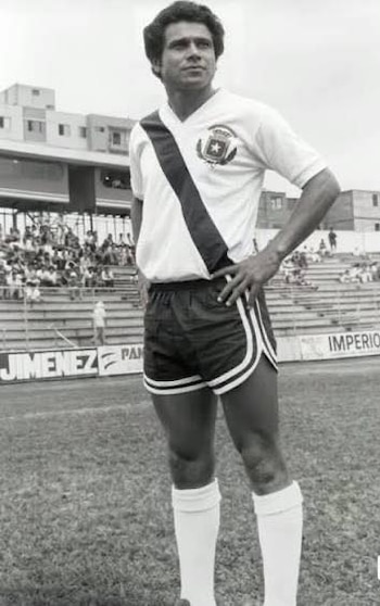 Walter Navarro Álvarez, leyenda del fútbol costarricense, recibirá este día el último adiós por parte de familiares, amigos y aficionados, quienes lo despiden recordando su legado en las canchas y su paso por el Deportivo Saprissa.