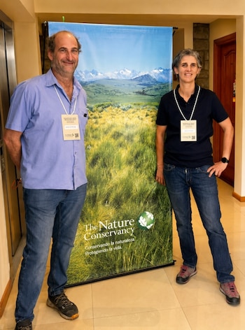 Javier Grosfeld (CONICET) y Lucila Lantschner (TNC Argentina) formaron parte del simposio en Bariloche