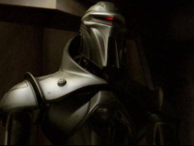 Battlestar Galactica presenta a los Cylons como inteligencia artificial creada por los humanos que destruye las Doce Colonias con armas nucleares (Universal Pictures )
