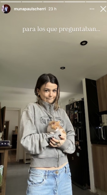 Muna Pauls presentó a su pequeño gatito, a quien sostuvo entre sus manos, frente a la cámara