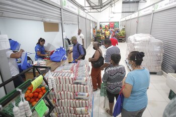 Personas compran productos en una