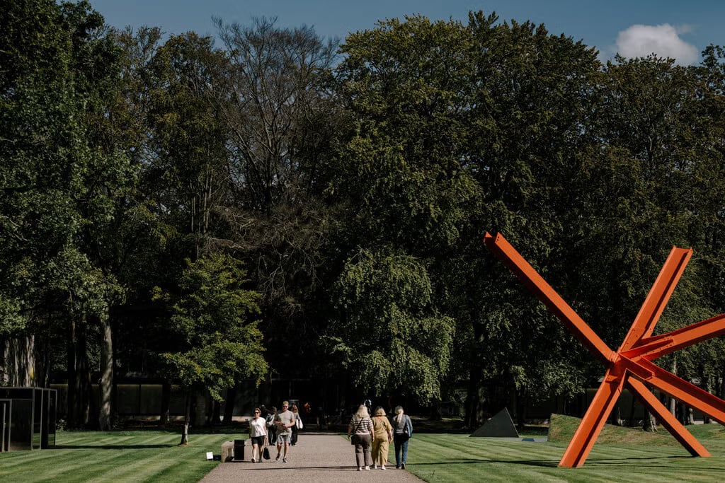 En el exterior del museo, que Kröller-Müller concibió como un espacio para la indagación espiritual y filosófica
