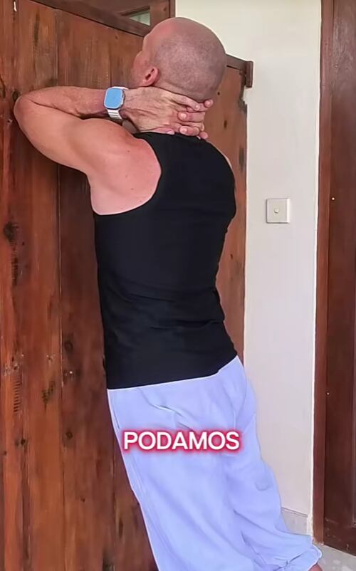 Postura para evitar el dolor cervical. (TikTok: @recuperacionfuncional)