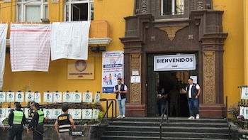 El Colegio Médico del Perú, ubicado cerca del lugar donde se produjo el fuego, permanece operativo y continúa recibiendo a los electores (Infobae Perú/Paula Elizalde)