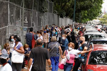 Aglomeraciones en los primeros días de vacunación en Caracas