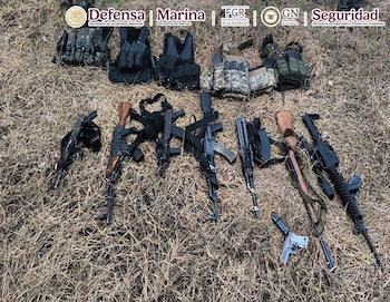 Entre las armas aseguradas se encuentran rifles tipo ak-47. Crédito: Gabinete de Seguridad