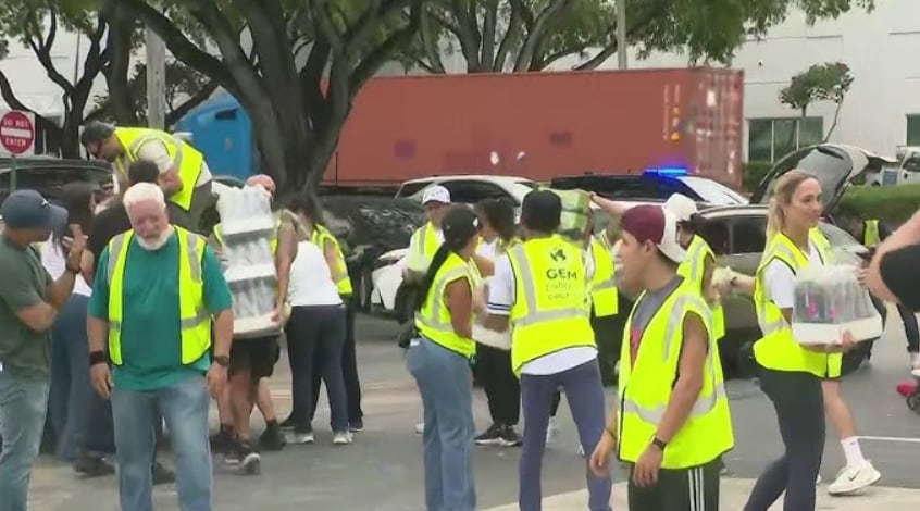 El centro de acopio del loanDepot Park recibe donaciones de lunes a viernes, de 9:00 a.m. a 5:00 p.m., durante al menos una semana (NBC Miami)