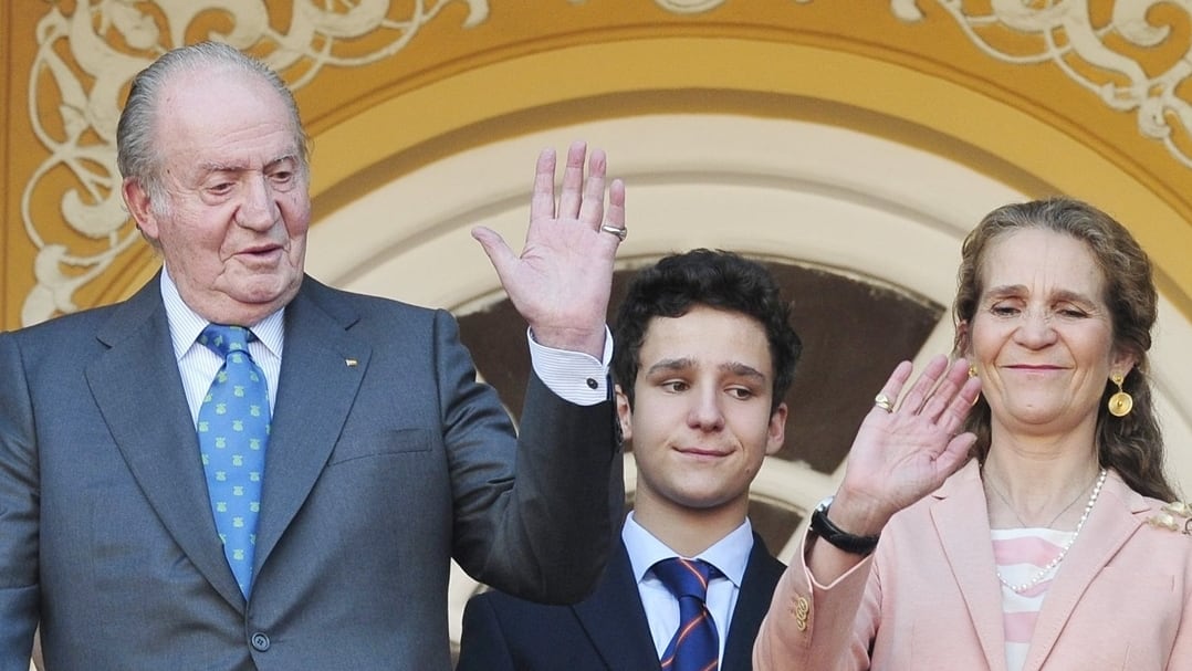 El rey Juan Carlos junto a la infanta Elena y Froilán en una imagen de archivo. (Europa Press)