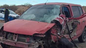 El choque frontal entre una Toyota Hilux y un Renault Clío dejó al menos cinco heridos, entre ellos un acompañante del fallecido con heridas graves