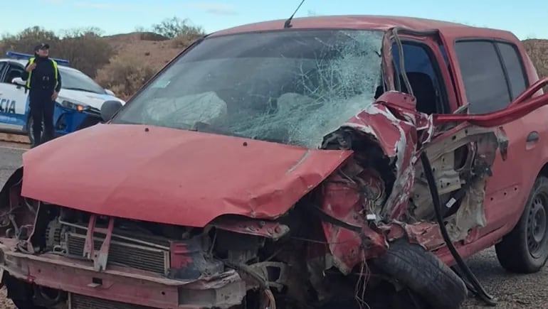 El choque frontal entre una Toyota Hilux y un Renault Clío dejó al menos cinco heridos, entre ellos un acompañante del fallecido con heridas graves