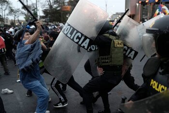 Manifestantes de oposición chocan con