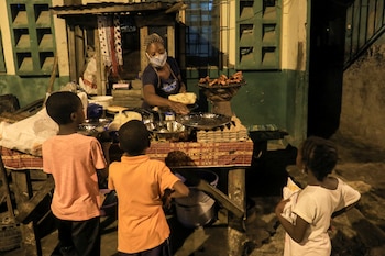 Niños buscan comida en Treichville,