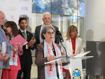 Daniella Levine Cava, alcaldesa de Miami-Dade implementa anuncios digitales y folletos con códigos QR para alertar y prevenir la explotación sexual y laboral de menores y adultos
