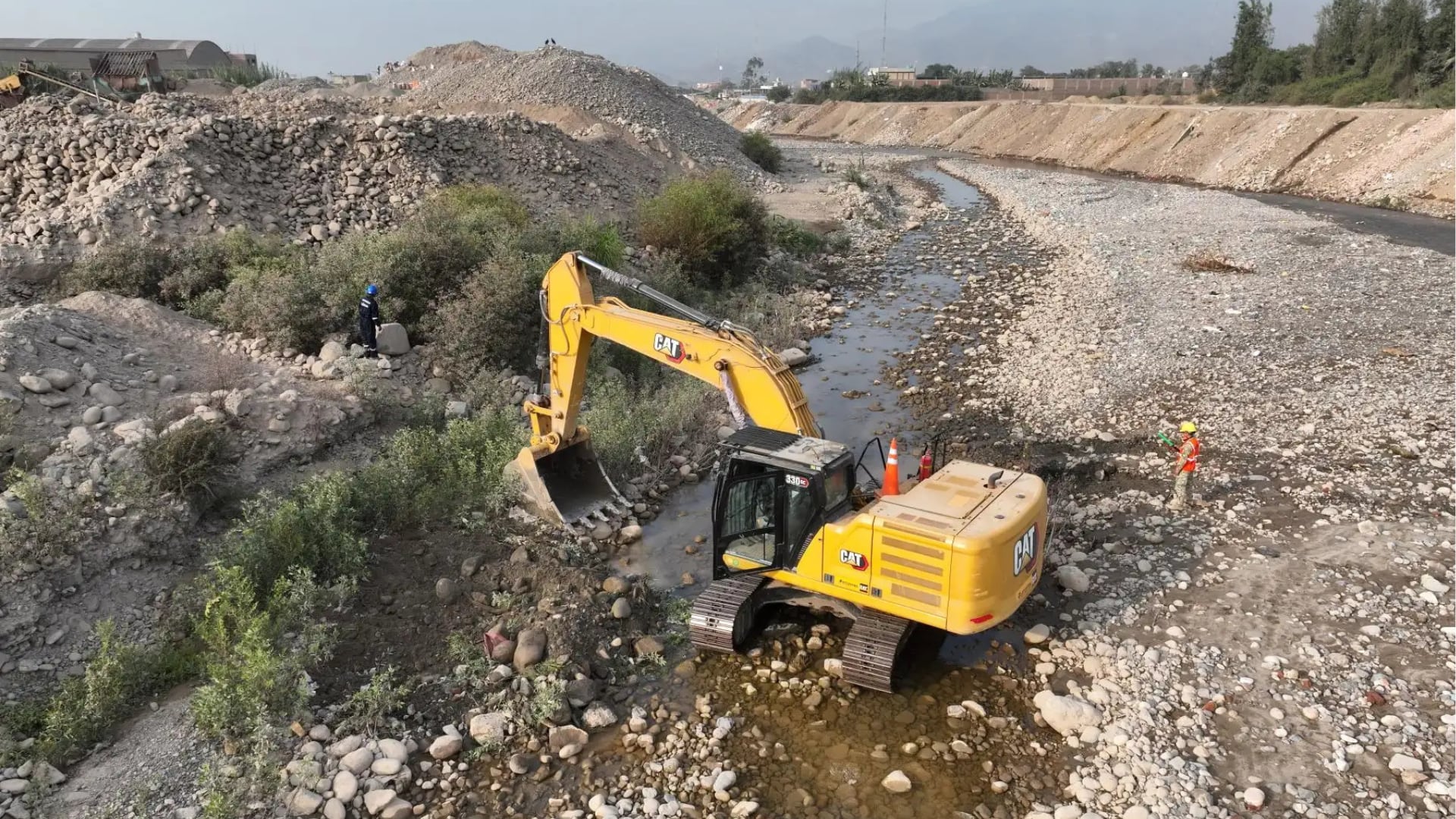 Una excavadora realiza trabajos de descolmatación en un cauce fluvial de Perú, como parte de las acciones para mitigar los efectos del Fenómeno El Niño. (Agencia Andina)