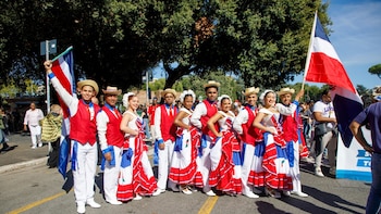 Roma se vistió de merengue y banderas dominicanas en una jornada dedicada a la diáspora