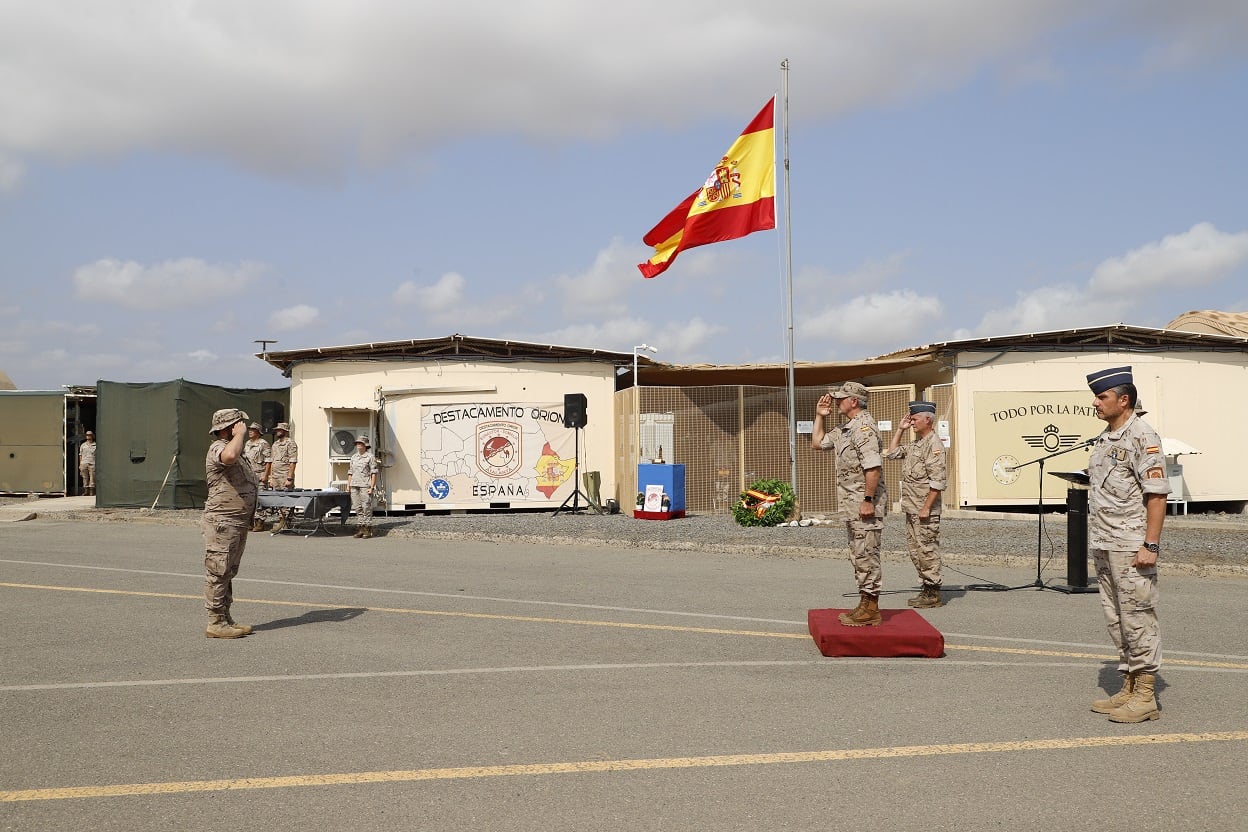 Militares españoles participan en el acto de relevo en las instalaciones del Destacamento Orión en la Base Aérea 188 Colonel Massart. (EMAD)