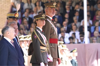 Felipe VI y la Princesa Leonor durante la entrega de los Reales Despachos de empleo y nombramientos a los nuevos oficiales del Ejército de Tierra y de la Guardia Civil en 2024. (Ángel Díaz Briñas - Europa Press)