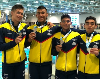 Santiago Arteaga, Juan Giraldo, Tomás Osorio y el vallecaucano Juan Blandón, medalla de plata en los 4x100 mts. Foto: Liga Natación de Antioquia