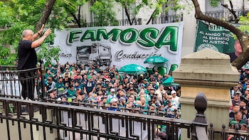 El sindicalista Marcelo Aparicio (a la izquierda) habla a los manifestantes de Camioneros ante la Comuna 1