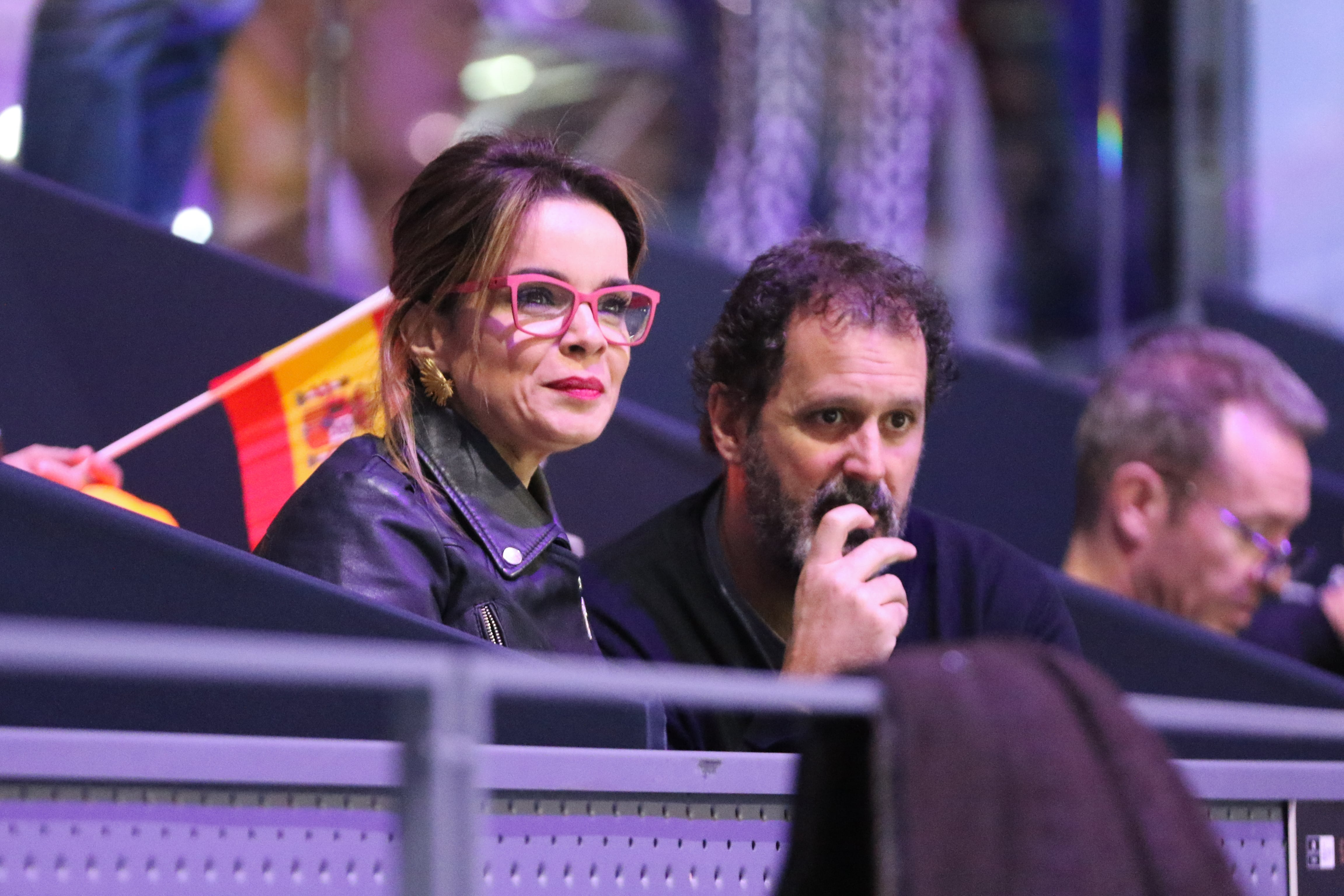 La presentadora Carme Chaparro y su marido durante la sexta jornada de la Copa Davis de 2019. (Raúl Terrel / Europa Press).