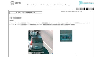 Documento de fotomulta de Chascomús con encabezados, texto en español borroso y dos imágenes: un vehículo gris trasero en la ruta y una matrícula borrosa
