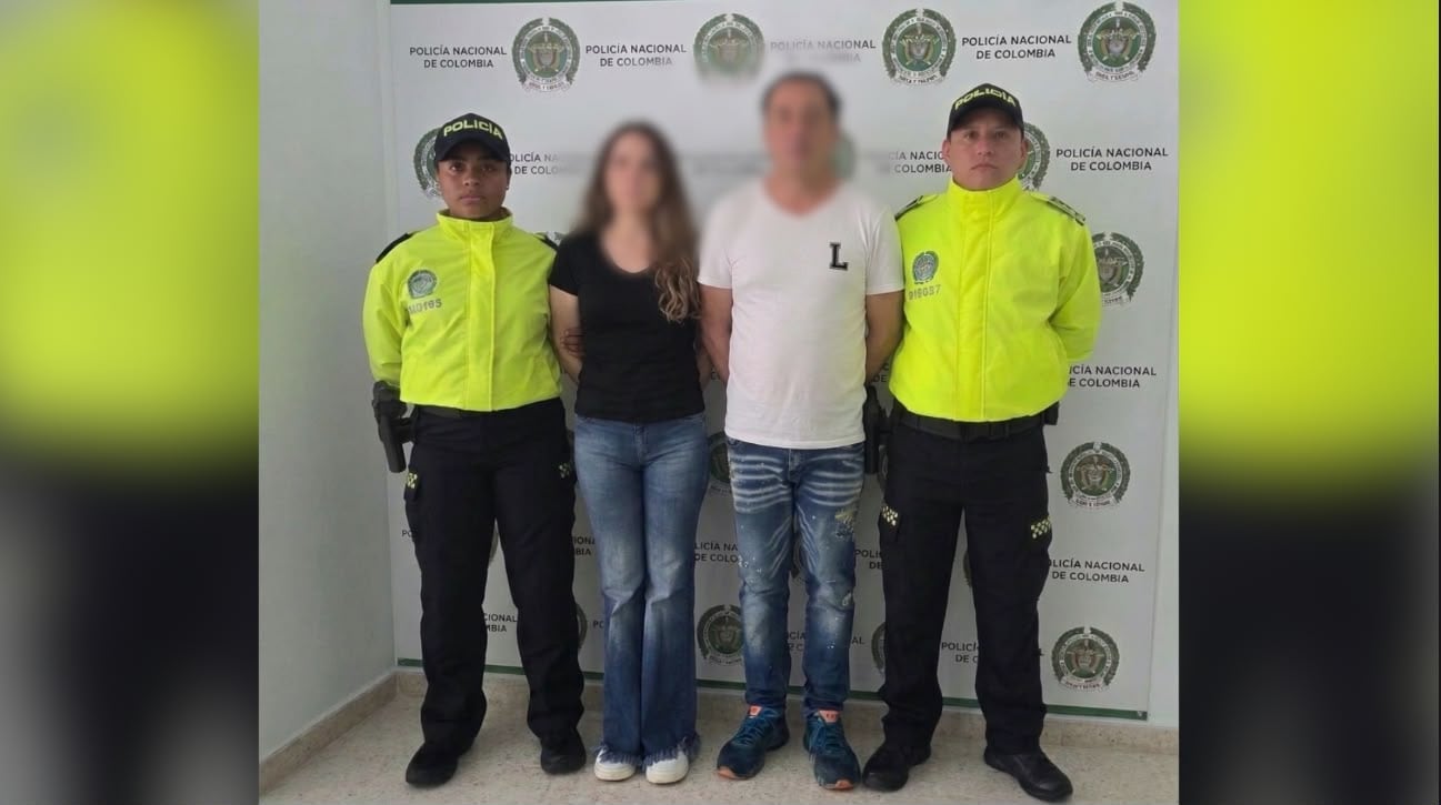 La Policía y el FBI capturaron en Barranquilla a alias La Patrona y a Pau, señalados de ser enlaces entre el Cartel Jalisco Nueva Generación y el Clan del Golfo