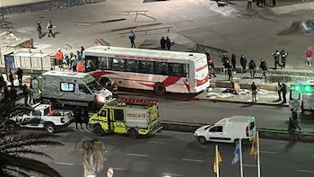 Fingió ayudar a una de las personas atropelladas por un colectivo en Mar del Plata, pero todo fue para robarle
