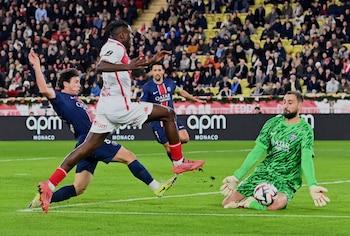 Gianluigi Donnarumma cae al suelo