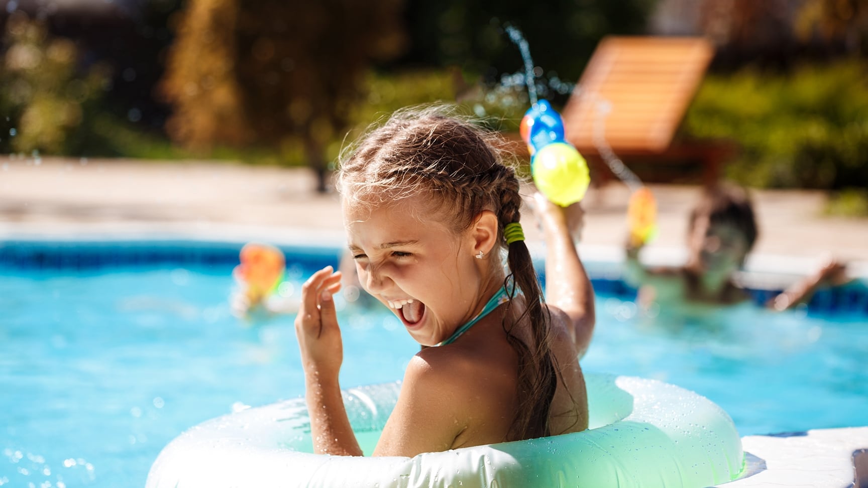 El contacto frecuente con el agua y pequeñas lesiones en la piel favorecen que esta dolencia crezca con la llegada del calor y la temporada de pileta (freepik)
