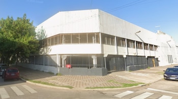 La fachada del supermercado en