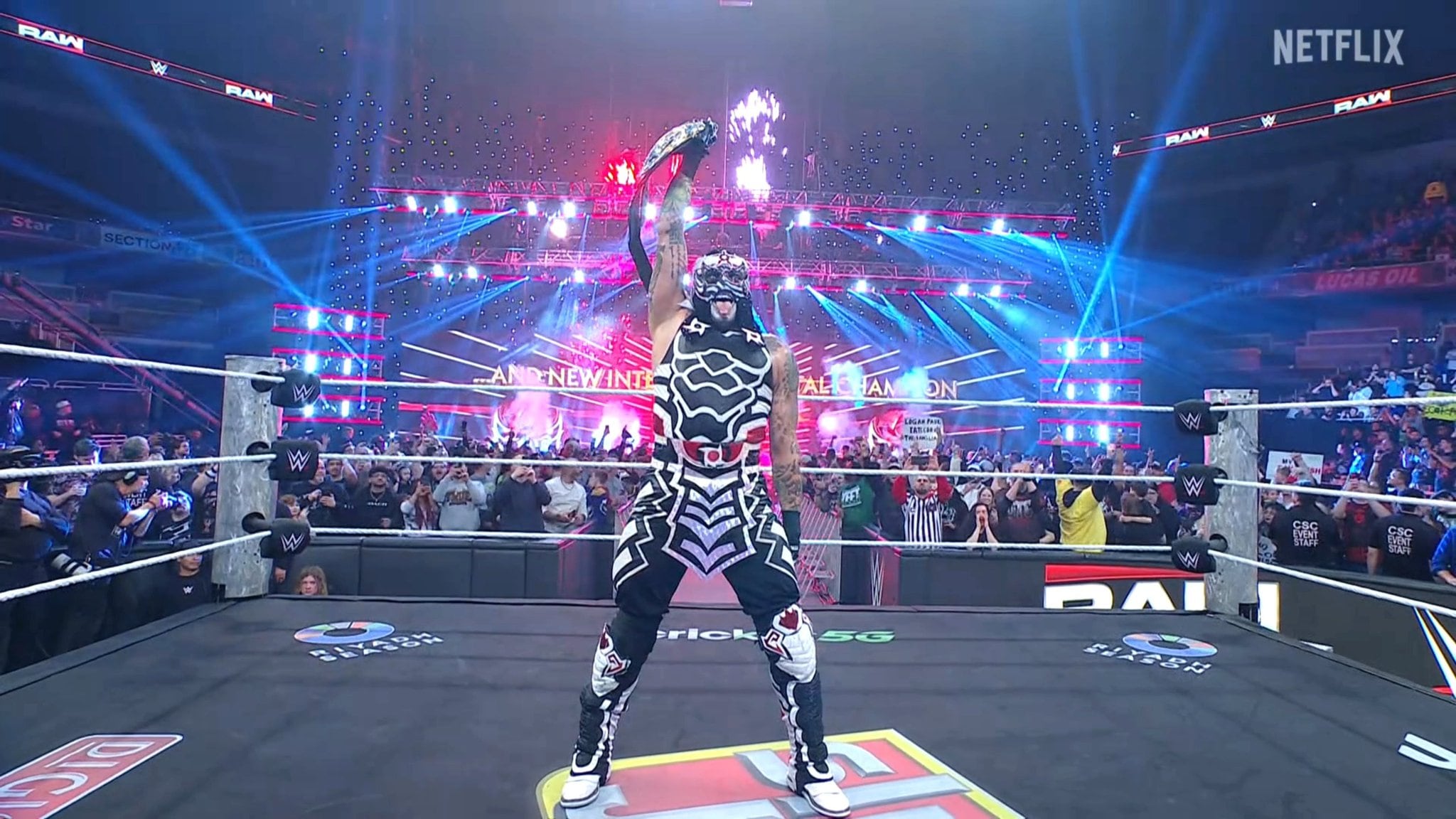 El enmascarado superó obstáculos y derrotó a Dominik Mysterio para ganar el título Intercontinental.