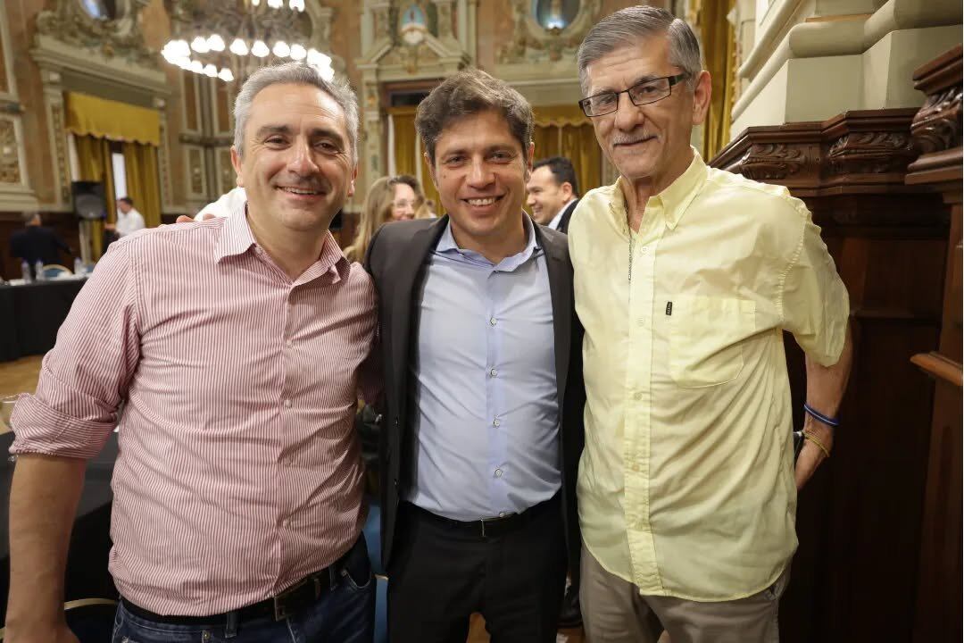 De izquierda a derecha: el ministro Andrés Larroque, Axel Kicillof y Gasparini