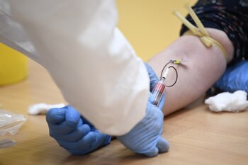 Un hombre es sometido a