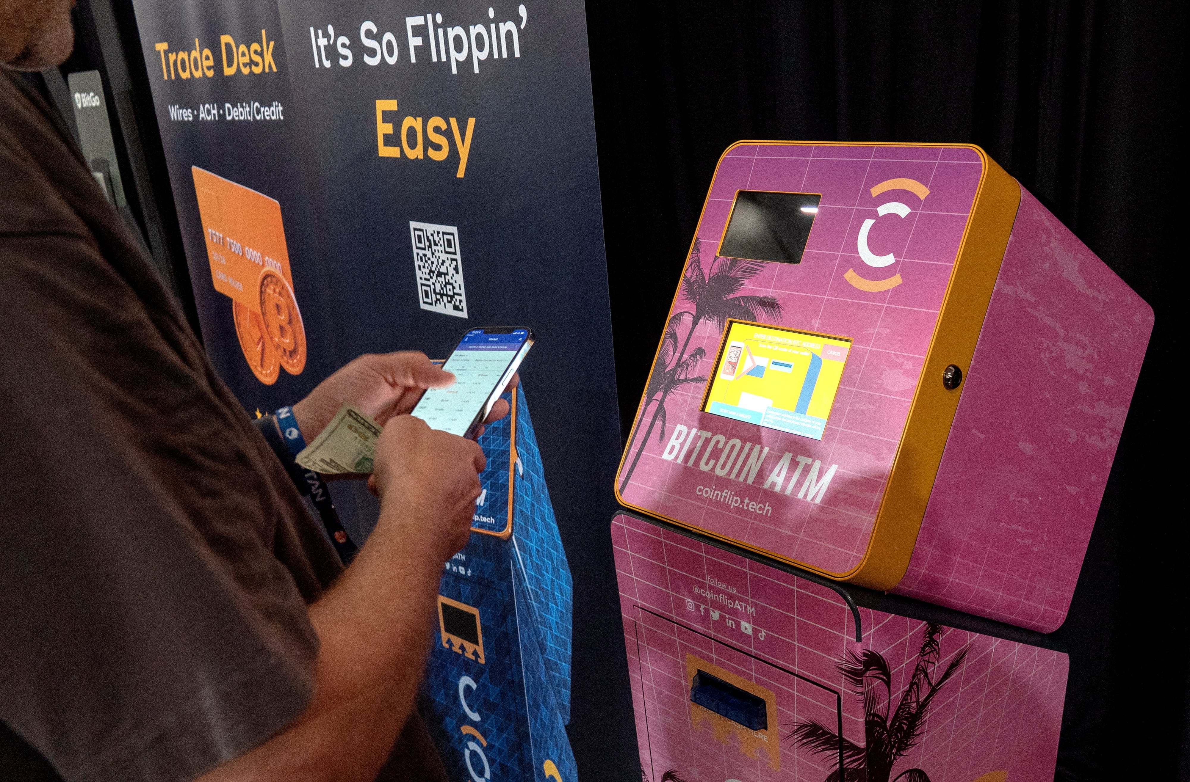 Un cajero para comprar criptomonedas. (EFE/Cristobal Herrera)